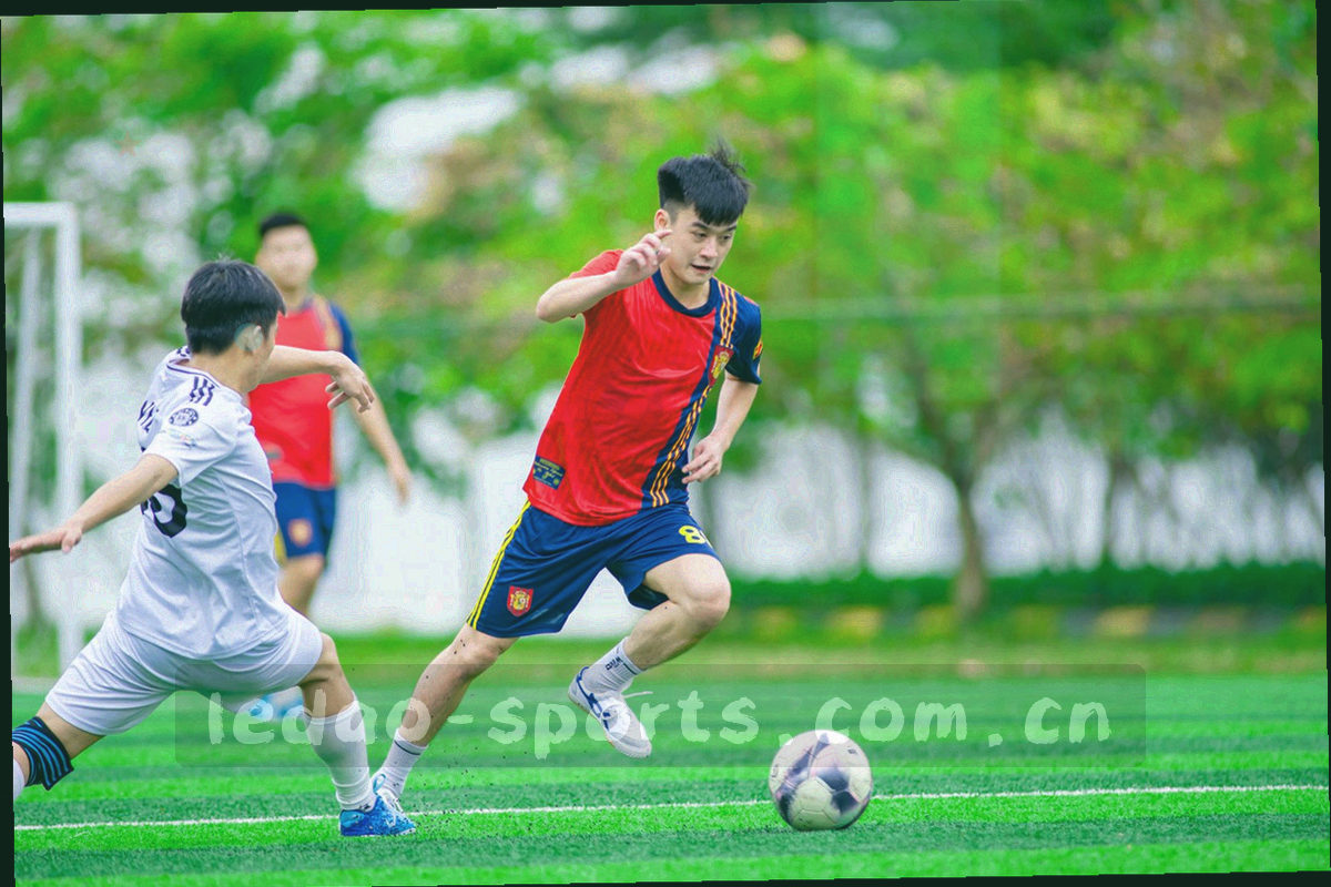 夜间灯光下的战术板与记号笔，桌面上摊着纸张和写满标注的笔记本